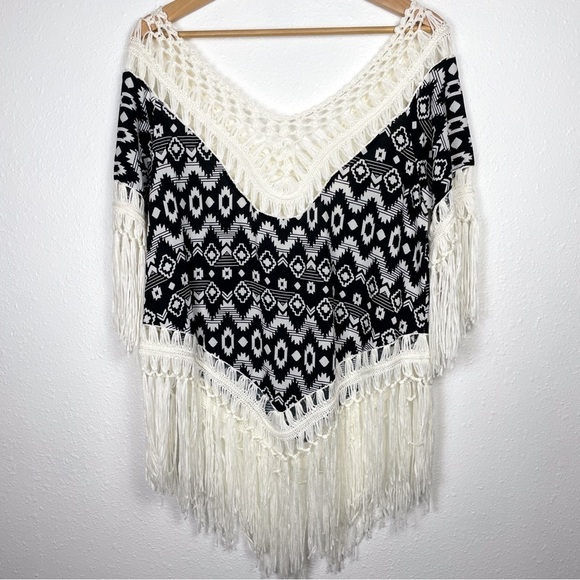 IT GIRL Sz. S Aztec Boho Pattern Fringe Poncho - Picture 2 of 7